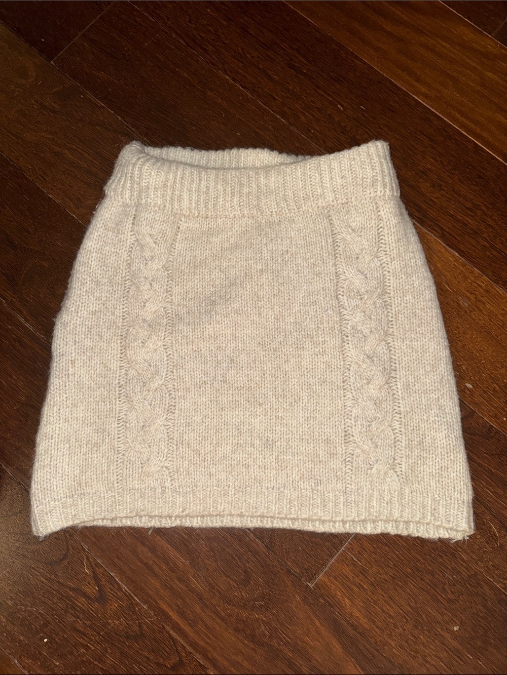 Le Lis NWT cable knit mini pull on skirt in oatmeal color, size XS